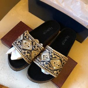 NIB Refresh Black Embroidered Slides